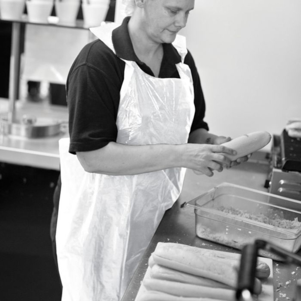 White Polythene Disposable Aprons on Roll – Lightweight Protective ...